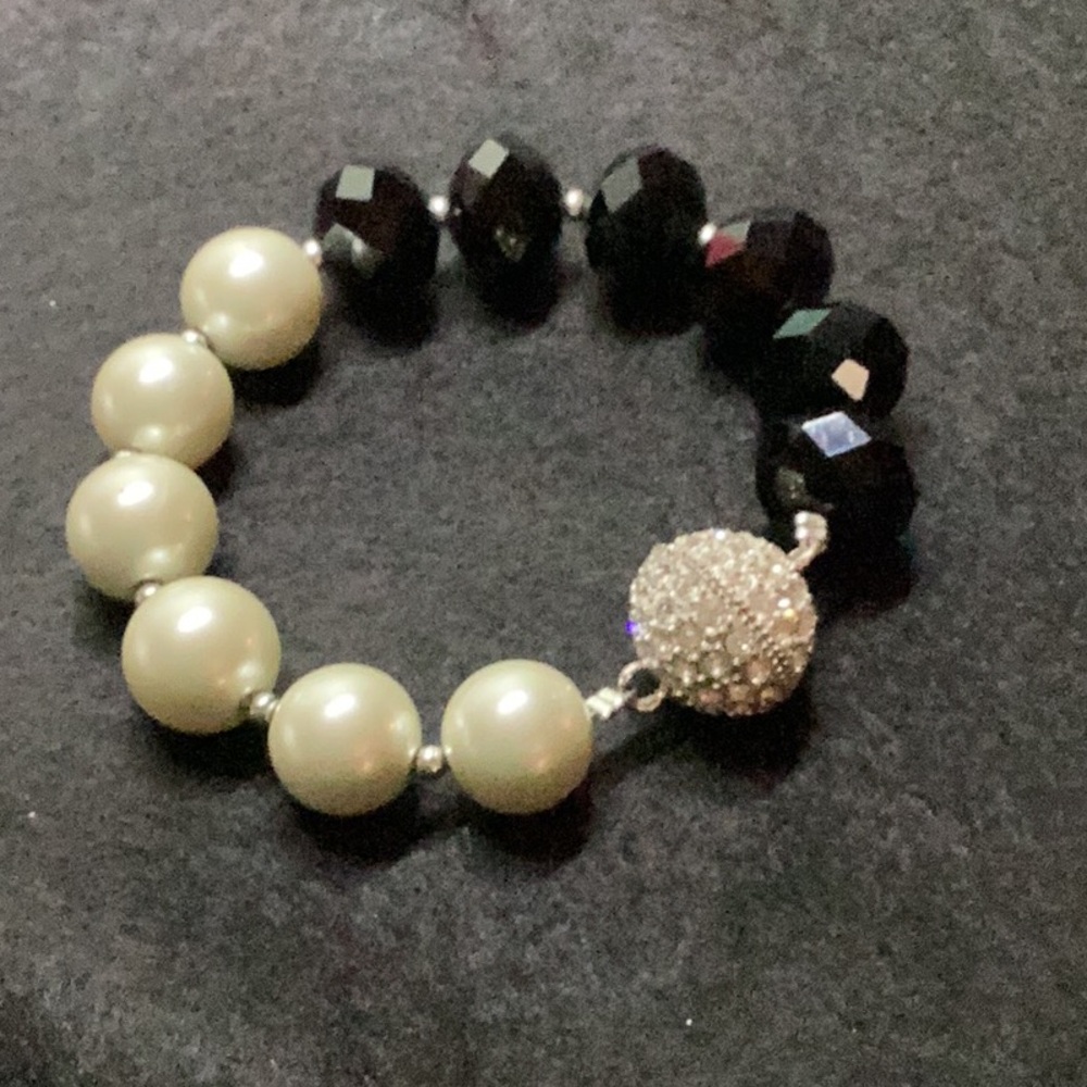 Black and White Beaded Bracelet with Sparkle Clasp